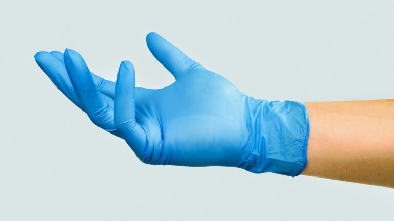 Which Gloves to Wear When Serving Food? Handling Guide UK